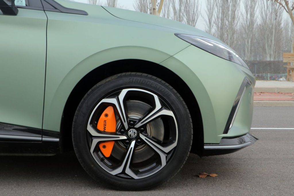 MG4 XPower: Probamos un deportivo compacto eléctrico a precio de 'low cost' 4 Motor16 2024 MG4 XPower. Prueba. Imagen detalle llanta.