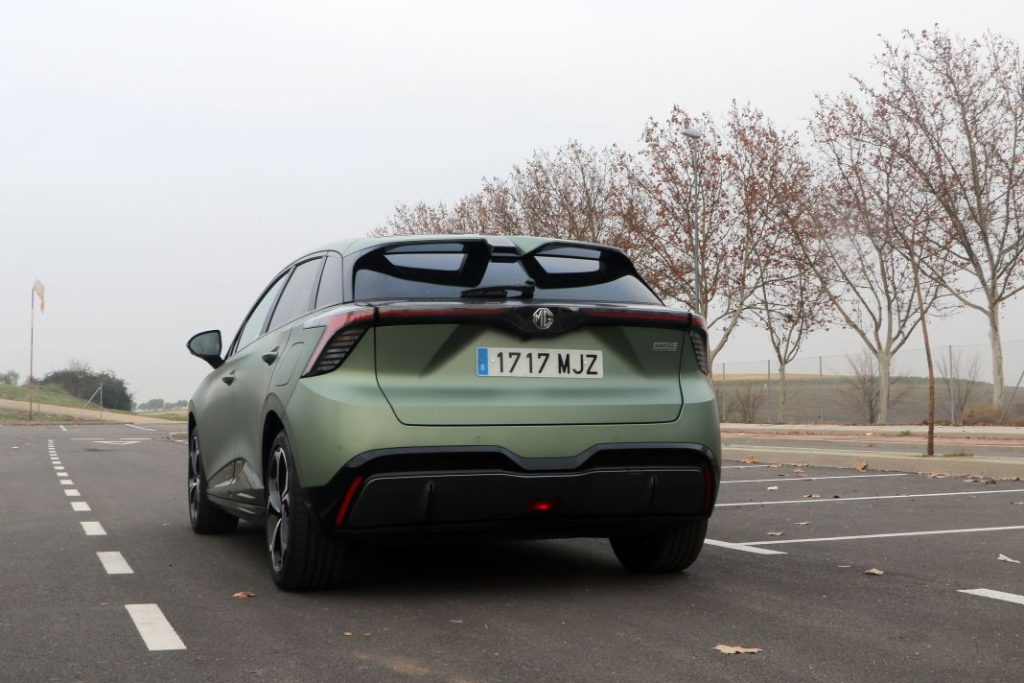 MG4 XPower: Probamos un deportivo compacto eléctrico a precio de 'low cost' 1 Motor16 2024 MG4 XPower. Pureba. Imagen trasera.