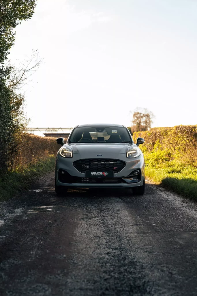 El Ford Puma ST sonará a 'coche gordo' aunque lo hayan descafeinado 1 Motor16 2024 Ford Puma ST Milltek Sport. Imagen delantera.