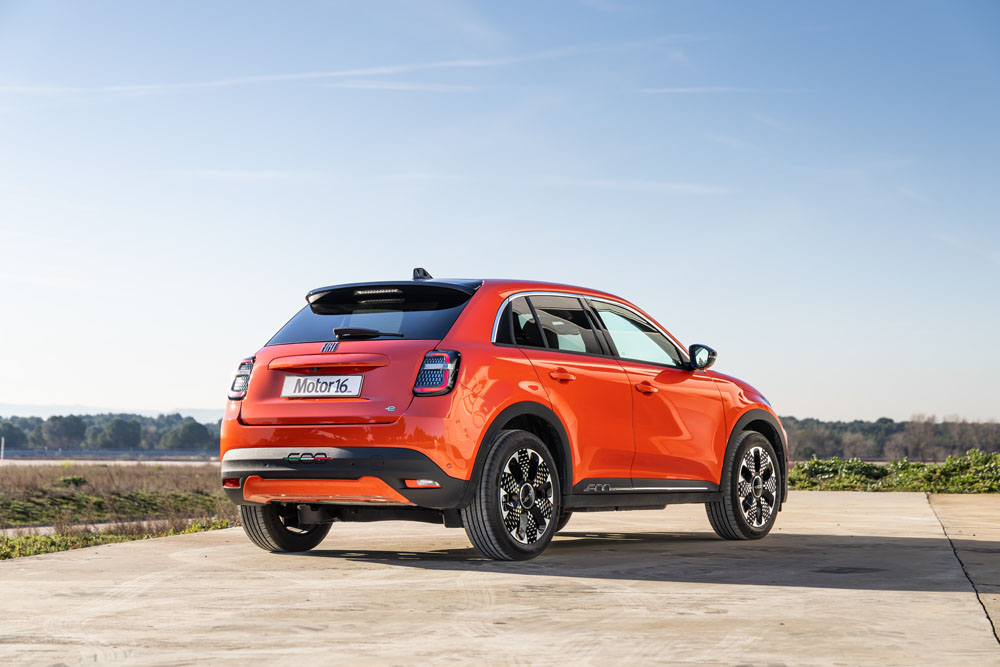 Fiat 600e La Prima: Probamos un SUV a la moda y por partida doble 1 Motor16 2024 Fiat 600e La Prima. Prueba. Imagen trasera.