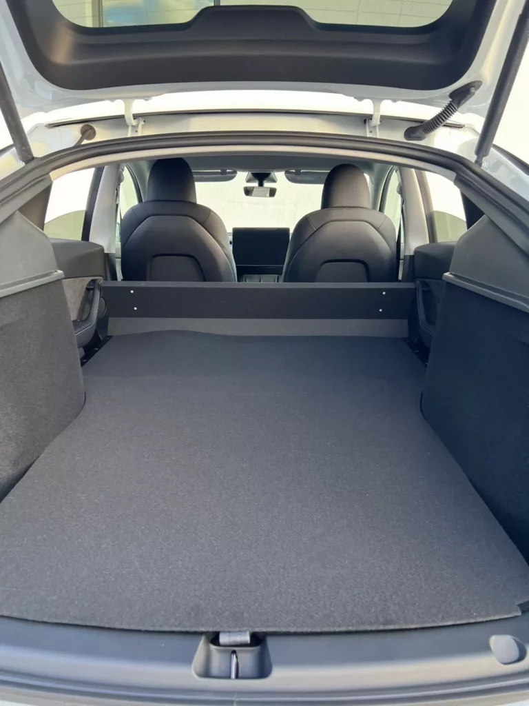 El Tesla Model Y que soñaba ser Audi R8... O Ford Transit 2 Motor16 2024 Tesla Model Y 2 asientos. Imagen interior.