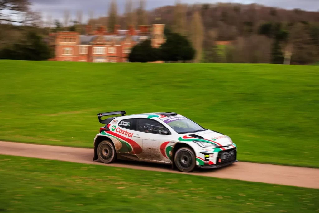 2024 Toyota GR Yaris Rally2 Melvyn Evans. Celica Castrol. Imagen movimiento.