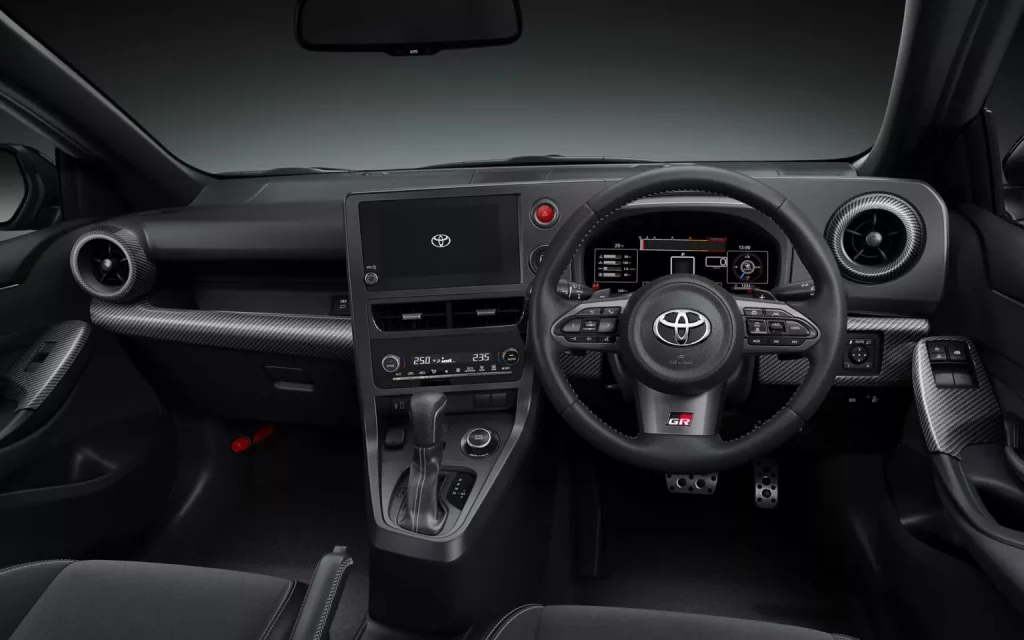 2024 Toyota GR Yaris TRD Japón. Imagen salpicadero.