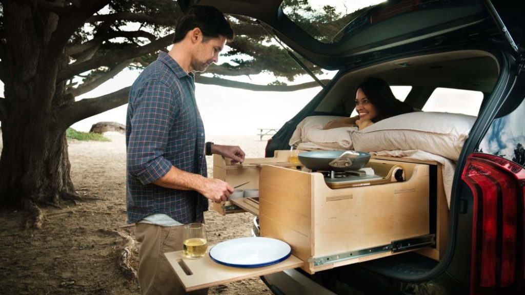Convertir tu SUV en un vehículo camper nunca fue tan fácil... Ni barato 6 Motor16 2024 van lab suv modulo camper 3 Motor16