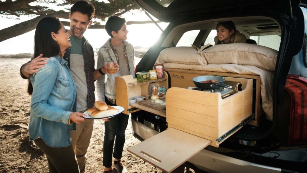 Convertir tu SUV en un vehículo camper nunca fue tan fácil... Ni barato 7 Motor16 2024 van lab suv modulo camper 4 Motor16