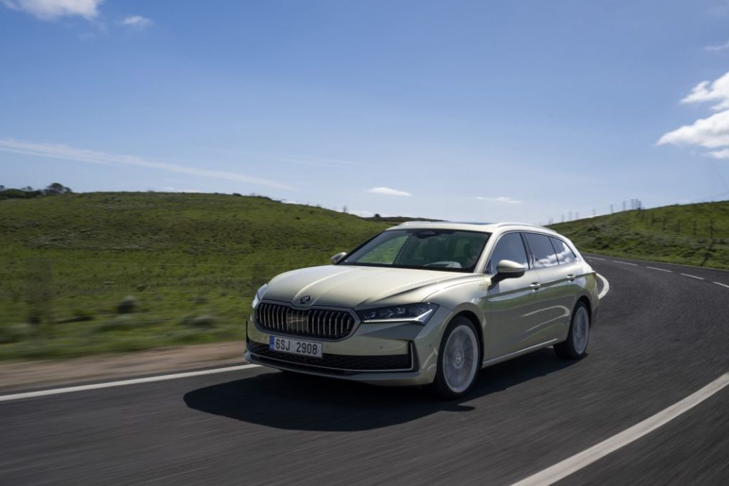 32 skoda superb combi exterior 23afc831 1920x1280 1 Motor16