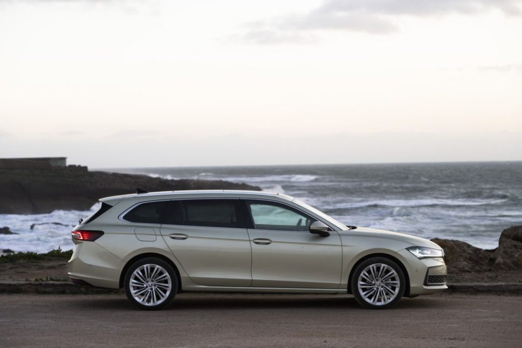 37 skoda superb combi exterior 770d5210 1920x1280 1 Motor16