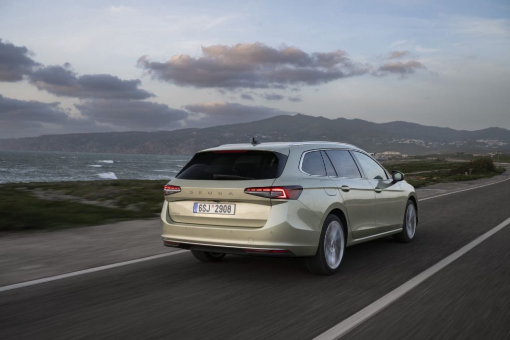 41 skoda superb combi exterior a63572dd 1920x1280 1 Motor16