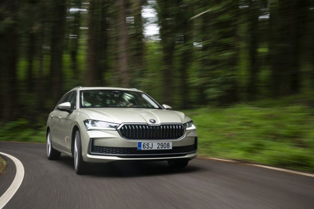 48 skoda superb combi exterior 0f135d8c 1920x1280 1 Motor16