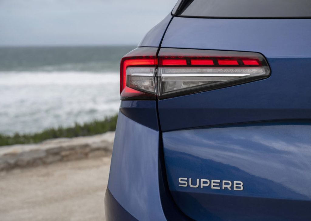 80 skoda superb combi iv 64c767a2 1920x1363 1 Motor16