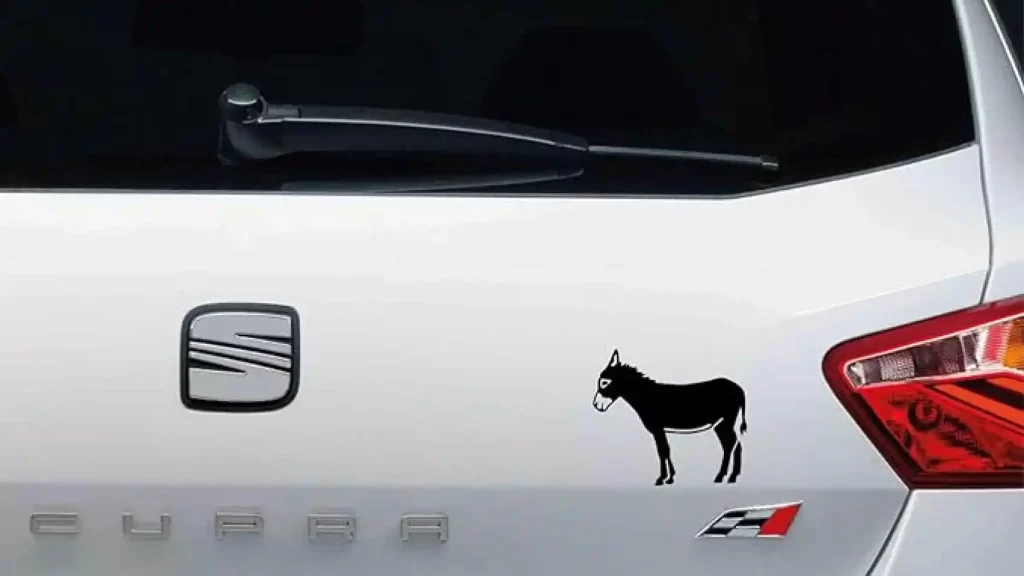 La pegatina del burro, el adhesivo que lucen muchos coches y que te gustaría llevar en el tuyo 94 Motor16 burro
