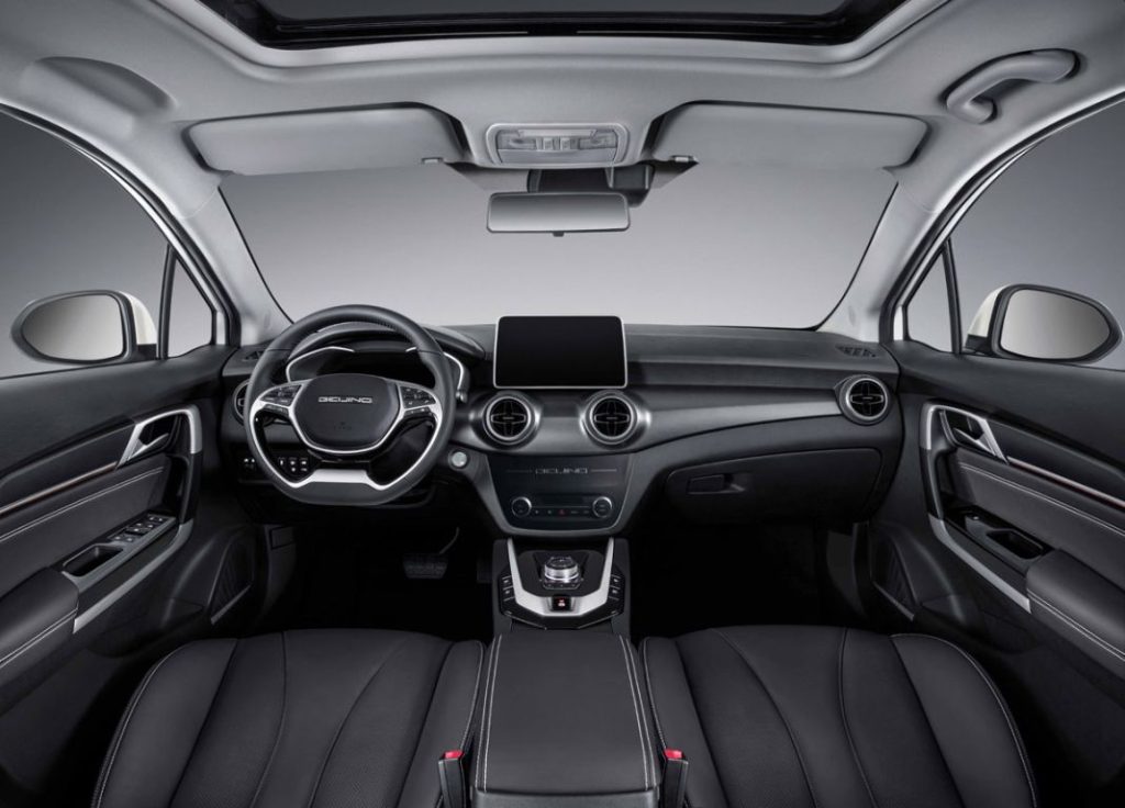 BAIC, la nueva marca china que llega a España de la mano de Grupo Invicta 1 Motor16 BAIC EU5 interior vision completa consola central Motor16