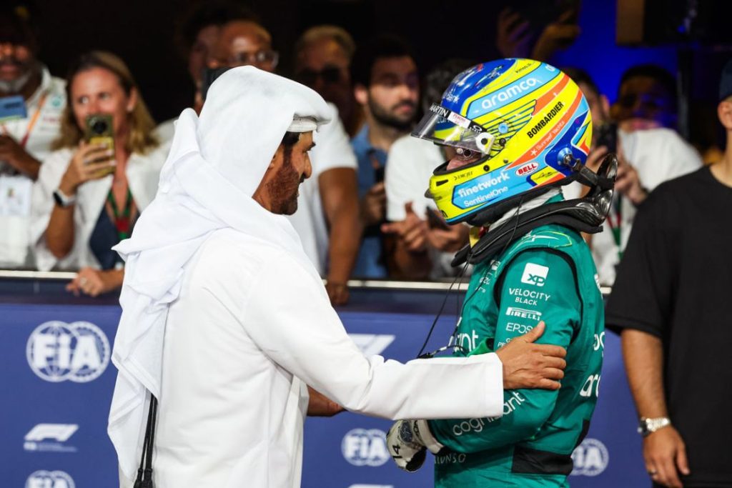 La Fórmula 1 en Yedda, más caliente fuera que dentro de los monoplazas 1 Motor16 BEN SULAYEM FERNANDO ALONSO Motor16