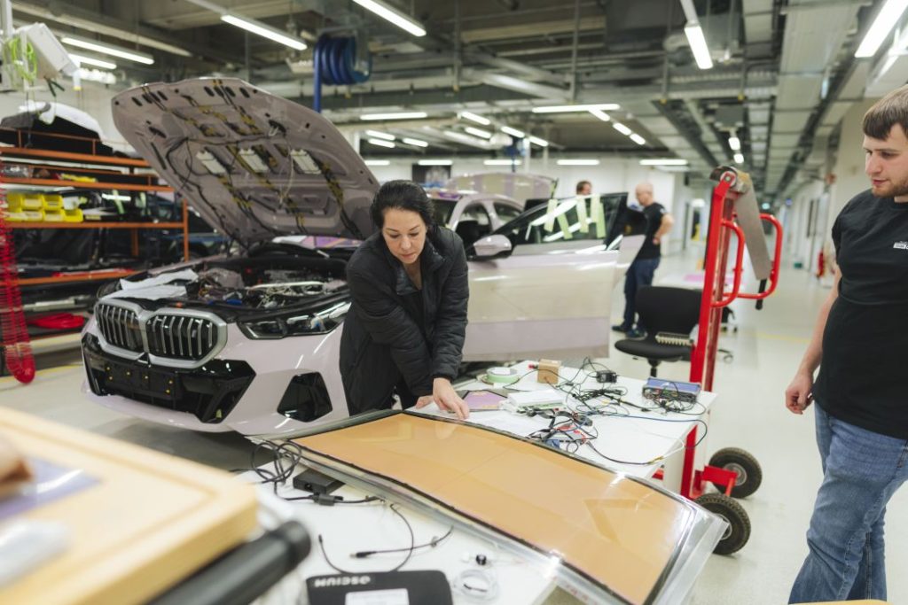 BMW i5 art car Flow NOSTOKANA 7 17 Motor16