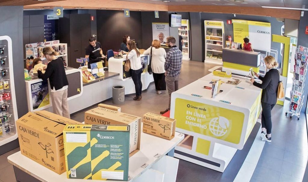 La etiqueta de la DGT se puede adquirir en las oficinas de Correos. EP. 