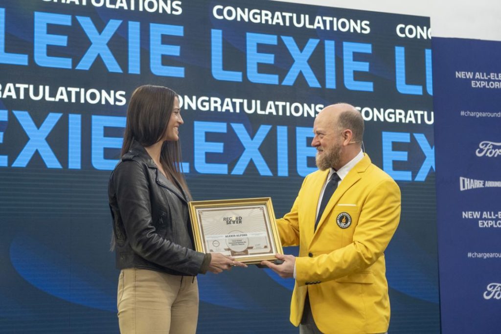 Ford y Lexie Alford (@LexieLimitless) demuestran que el coche eléctrico no tiene límites 19 Motor16 Ford Explorer Lexie Alford record2 Motor16