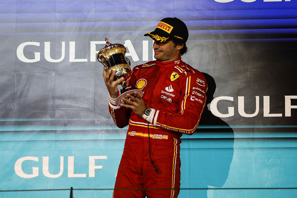 Bahrein da la razón a Fernando Alonso y una gran satisfacción a Carlos Sainz 4 Motor16 GP BAHREIN FORMULA 1 2024 SAINZ PODIO Motor16