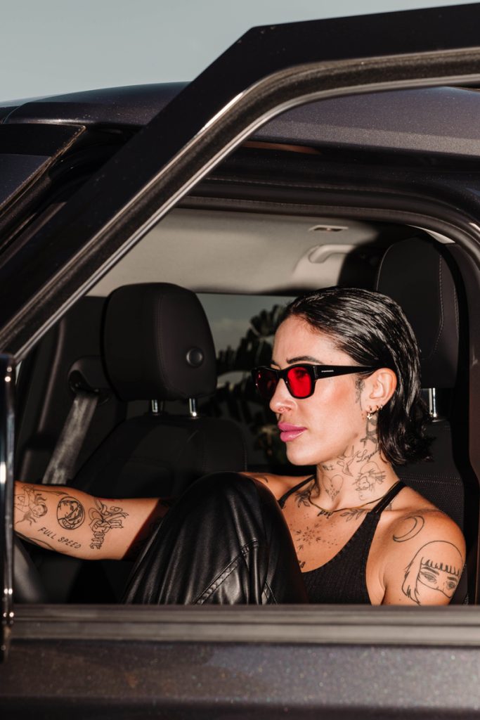 El coche que conduce la conocida DJ Indira Paganotto 2 Motor16 Indira Pganotto Land Rover Defender3 Motor16