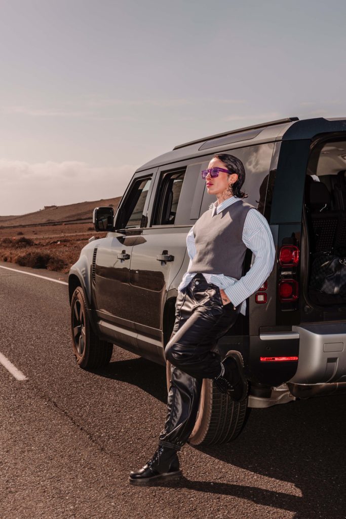 El coche que conduce la conocida DJ Indira Paganotto 4 Motor16 Indira Pganotto Land Rover Defender4 Motor16