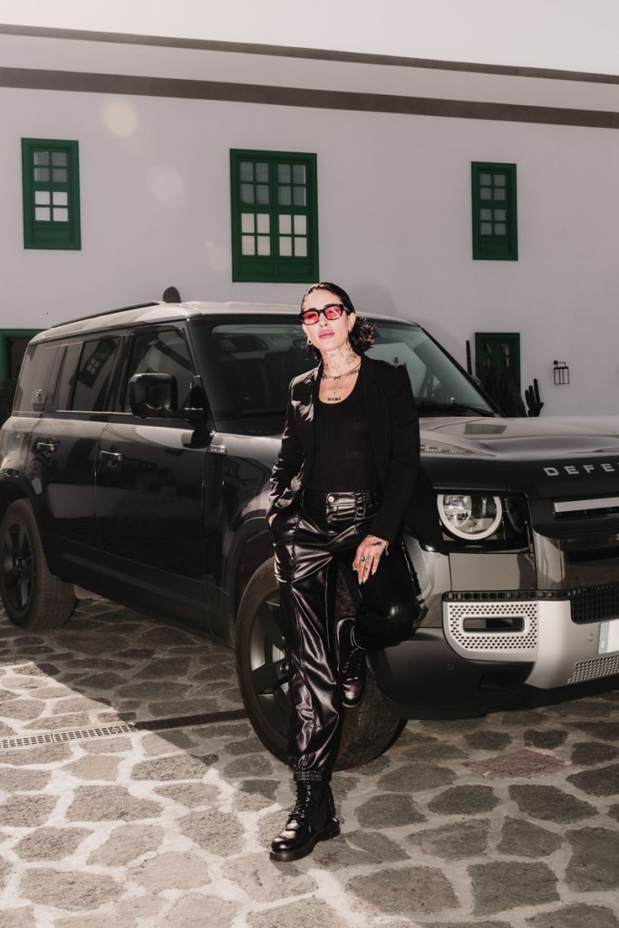 El coche que conduce la conocida DJ Indira Paganotto 5 Motor16 Indira Pganotto Land Rover Defender5 Motor16