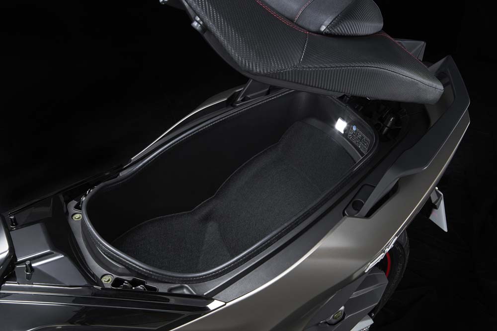 Kymco lanza una atractiva moto de perfil deportivo 42 Motor16 Kymco AK 550 Premium 58 Motor16