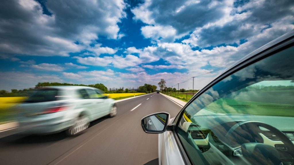 La DGT te recuerda como adelantar en una carretera de doble sentido Motor16