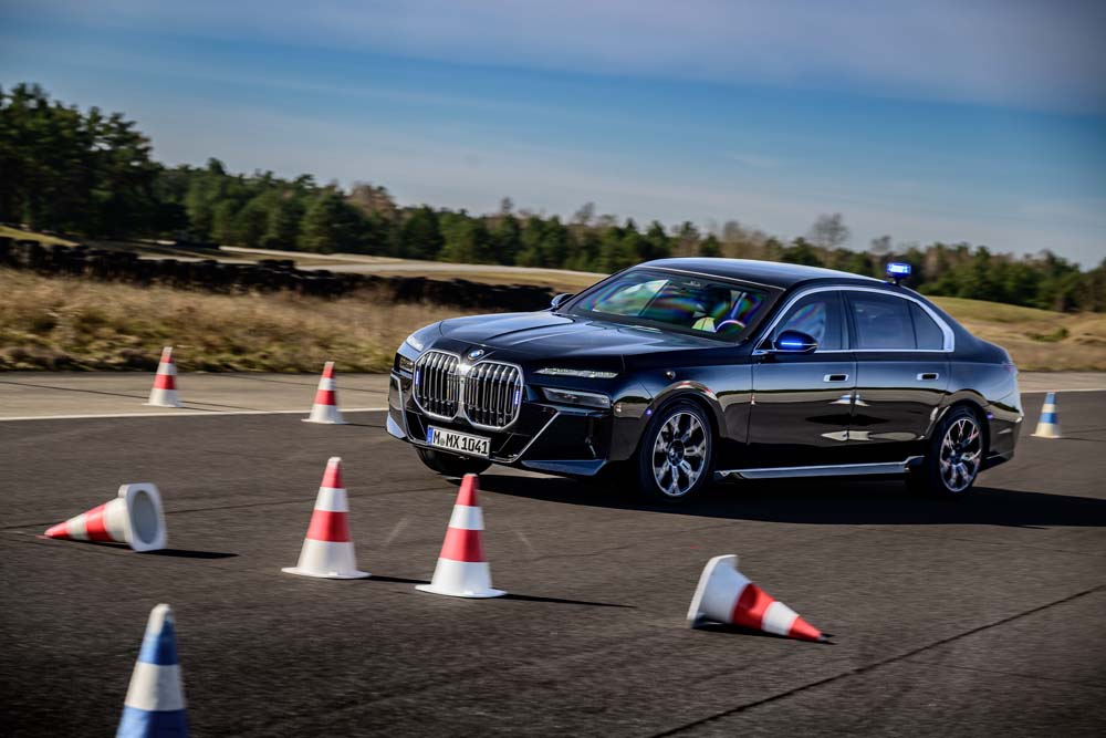 El curso especial de BMW que te convertirá en Bond, James Bond 2 Motor16 BMW ofrece cursos especiales para conductores profesionales en sus vehículos blindados.