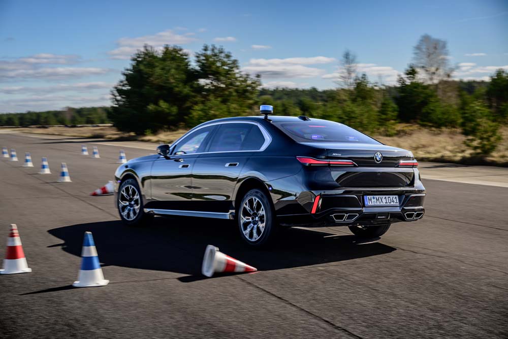 El curso especial de BMW que te convertirá en Bond, James Bond 1 Motor16 BMW ofrece cursos especiales para conductores profesionales en sus vehículos blindados.