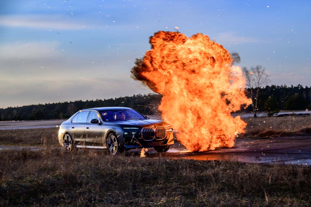 El curso especial de BMW que te convertirá en Bond, James Bond 3 Motor16 BMW ofrece cursos especiales para conductores profesionales en sus vehículos blindados.