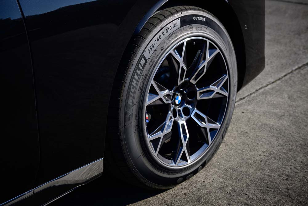 El curso especial de BMW que te convertirá en Bond, James Bond 24 Motor16 P90543783 highRes Motor16