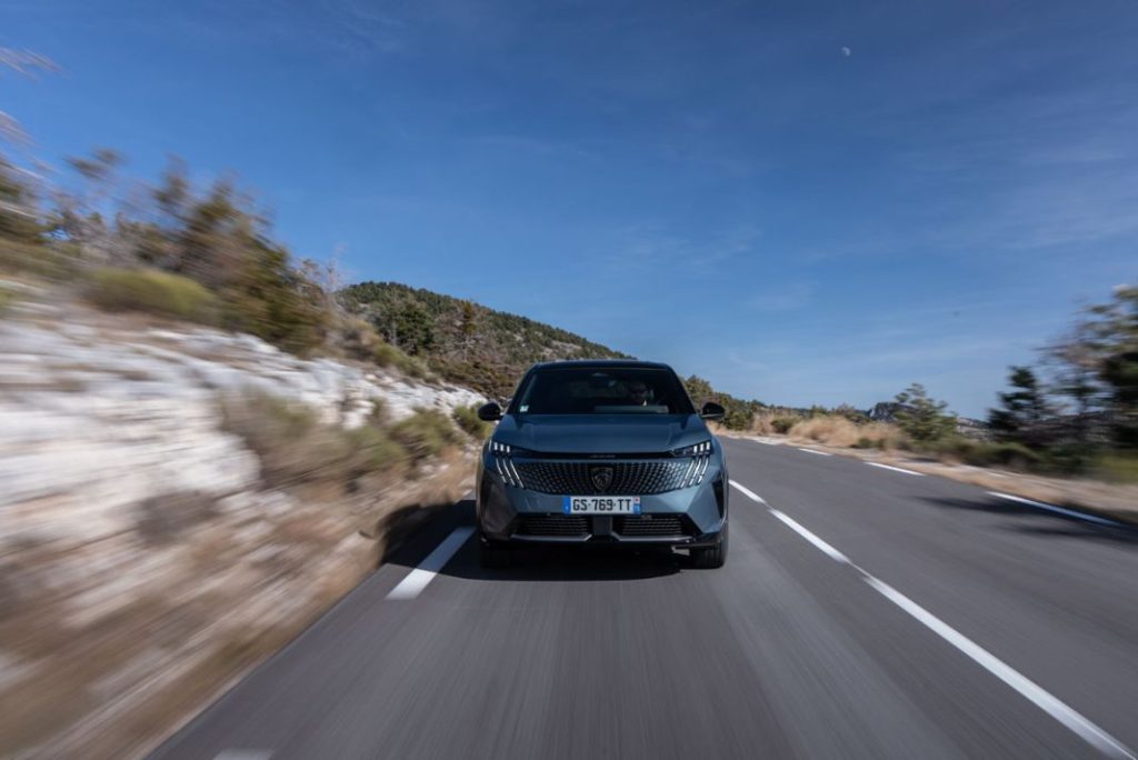 El nuevo Peugeot 3008 ya tiene la versión que hay que comprarse 1 Motor16 2024 Peugeot 3008. Imagen frontal.