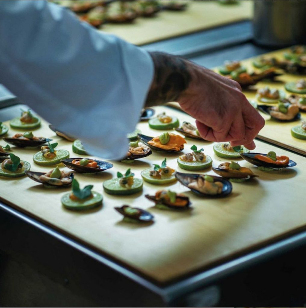 Sabores escondidos de España con Polestar: Santiago de Compostela. El camino a las raíces de la cocina 13 Motor16 POLESTAR SANTIAGO COMER EN EL MERCADO 2 Motor16
