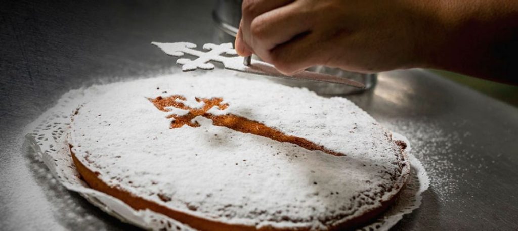 Sabores escondidos de España con Polestar: Santiago de Compostela. El camino a las raíces de la cocina 59 Motor16 POLESTAR SANTIAGO TARTA DE SANTIAGO 1 Motor16