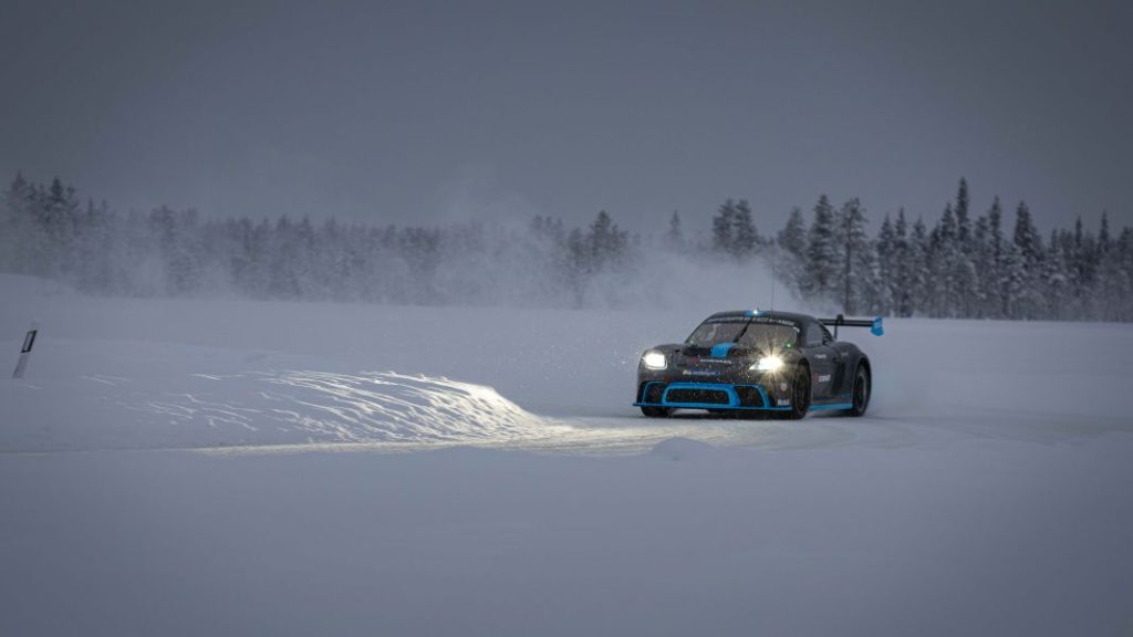 El Porsche 718 Cayman GT4 ePerformance se exhibe, ahora, en la nieve 1 Motor16 Porsche 718 Cayman GT4 ePerformance 10 Motor16