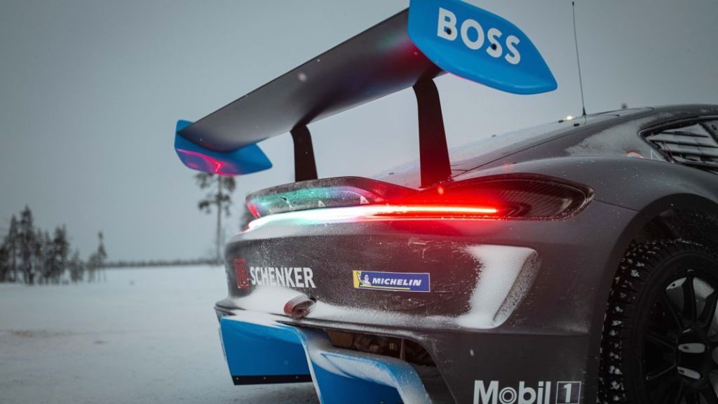 El Porsche 718 Cayman GT4 ePerformance se exhibe, ahora, en la nieve 9 Motor16 Porsche 718 Cayman GT4 ePerformance 11 Motor16