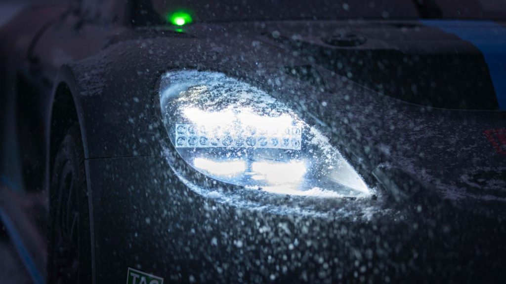 El Porsche 718 Cayman GT4 ePerformance se exhibe, ahora, en la nieve 2 Motor16 Porsche 718 Cayman GT4 ePerformance 12 Motor16