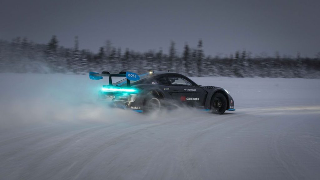 El Porsche 718 Cayman GT4 ePerformance se exhibe, ahora, en la nieve 15 Motor16 Porsche 718 Cayman GT4 ePerformance 2 Motor16