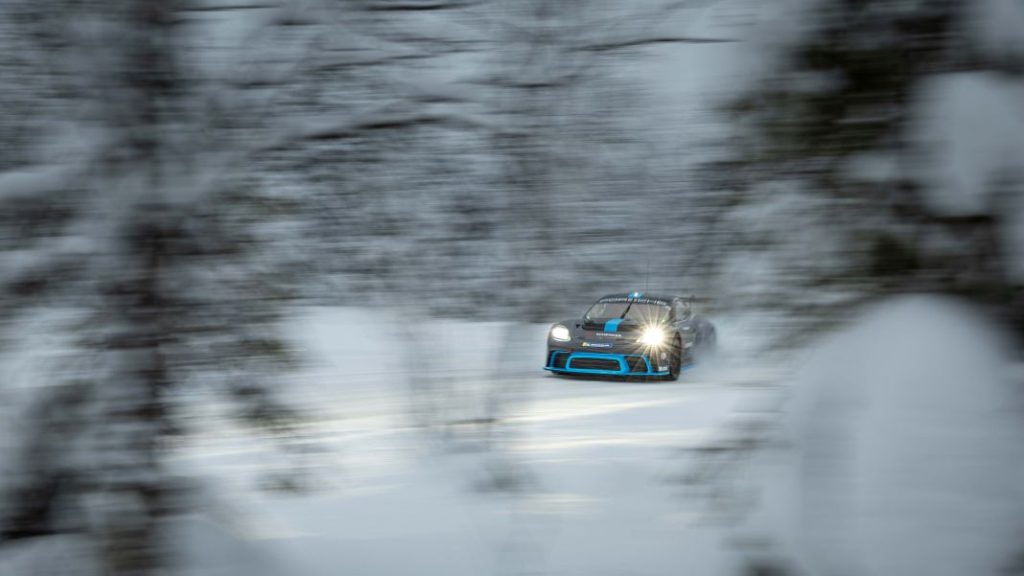 El Porsche 718 Cayman GT4 ePerformance se exhibe, ahora, en la nieve 19 Motor16 Porsche 718 Cayman GT4 ePerformance 6 Motor16