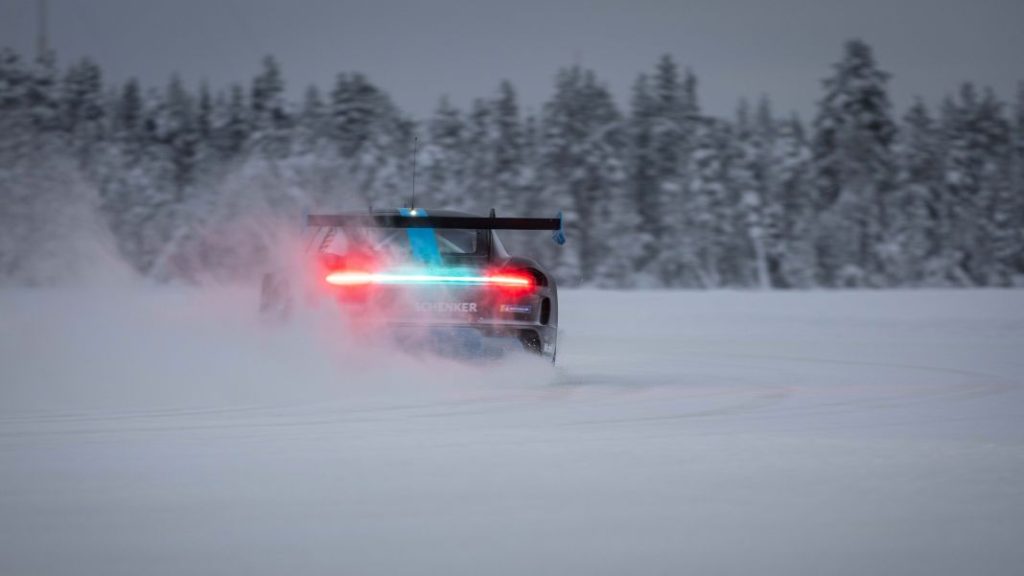 El Porsche 718 Cayman GT4 ePerformance se exhibe, ahora, en la nieve 18 Motor16 Porsche 718 Cayman GT4 ePerformance 7 Motor16