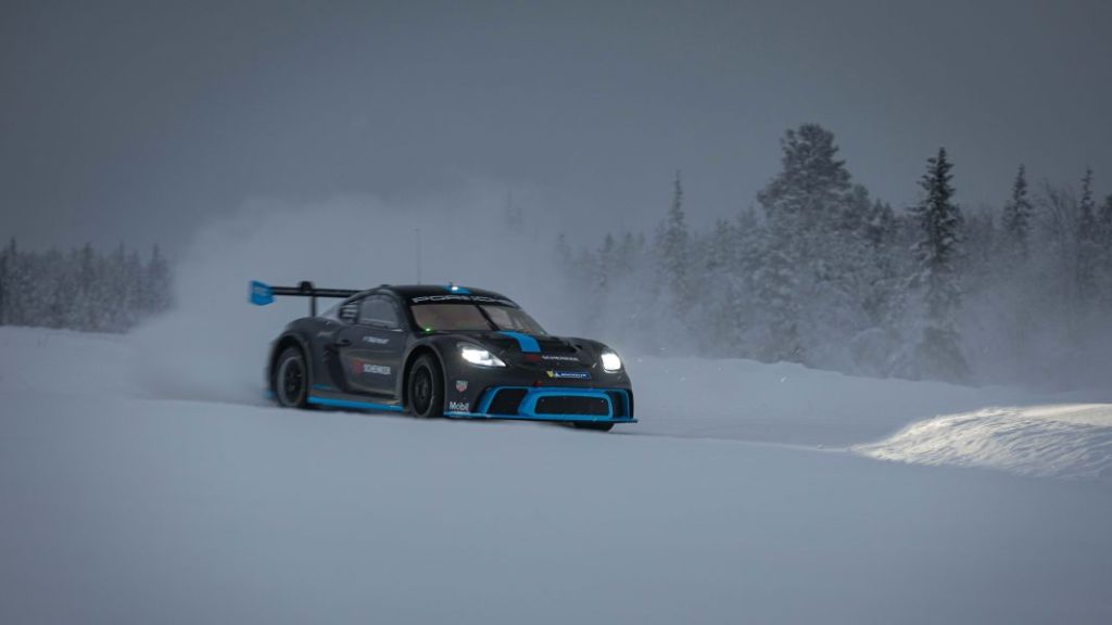 El Porsche 718 Cayman GT4 ePerformance se exhibe, ahora, en la nieve 6 Motor16 Porsche 718 Cayman GT4 ePerformance 8 Motor16