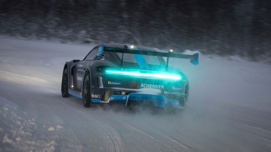 El Porsche 718 Cayman GT4 ePerformance se exhibe, ahora, en la nieve 11 Motor16 Porsche 718 Cayman GT4 ePerformance 9 Motor16