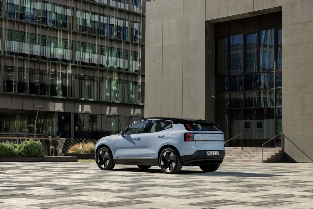A Volvo sí le va bien con sus eléctricos: sus ventas globales suben un 8 % 2 Motor16 Volvo EX30 Cloud Blue Exterior
