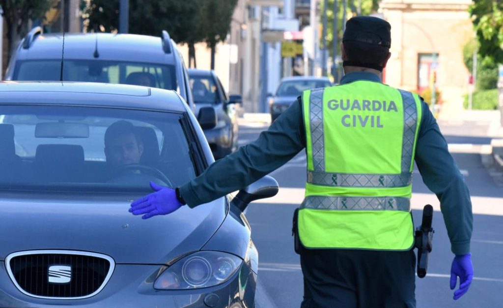 Roja, verde o amarilla: El significado que tienen las banderas que puede mostrarte la Guardia Civil de Tráfico 52 Motor16 seguridad