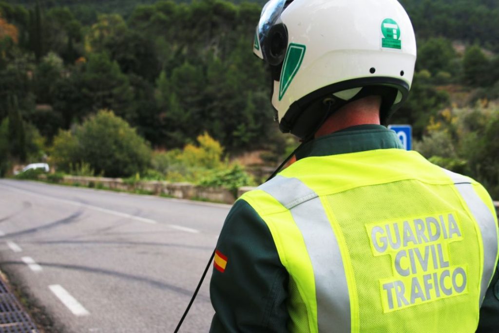 La función 'top secret' que estrenan los nuevos chalecos de los motoristas de la Guardia Civil de Tráfico 86 Motor16 seguro. Motorista Guardia Civil de Tráfico. Imagen.
