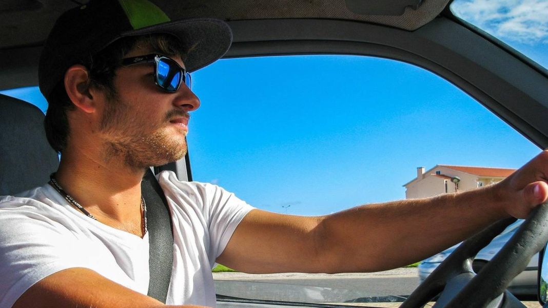 La manera de abrir la puerta de tu coche sin que te multe la Guardia Civil de Tráfico 3 Motor16 EL PAPEL DE LA GUARDIA CIVIL