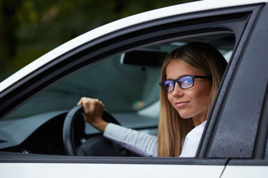 Conductora con gafas