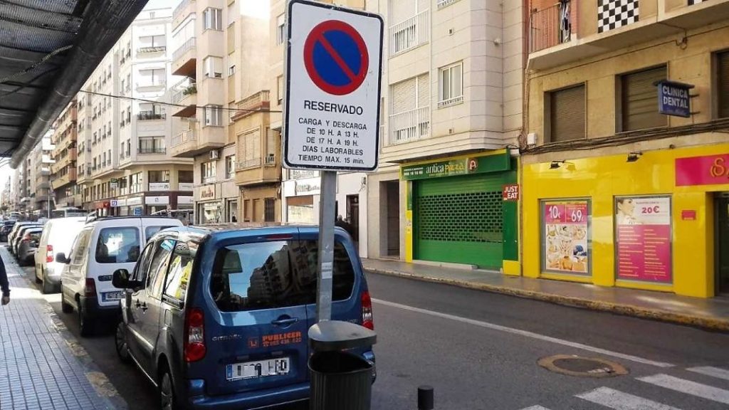 Aparcar en dirección contraria: ¿Te puede multar la DGT por ello? 181 Motor16 dirección