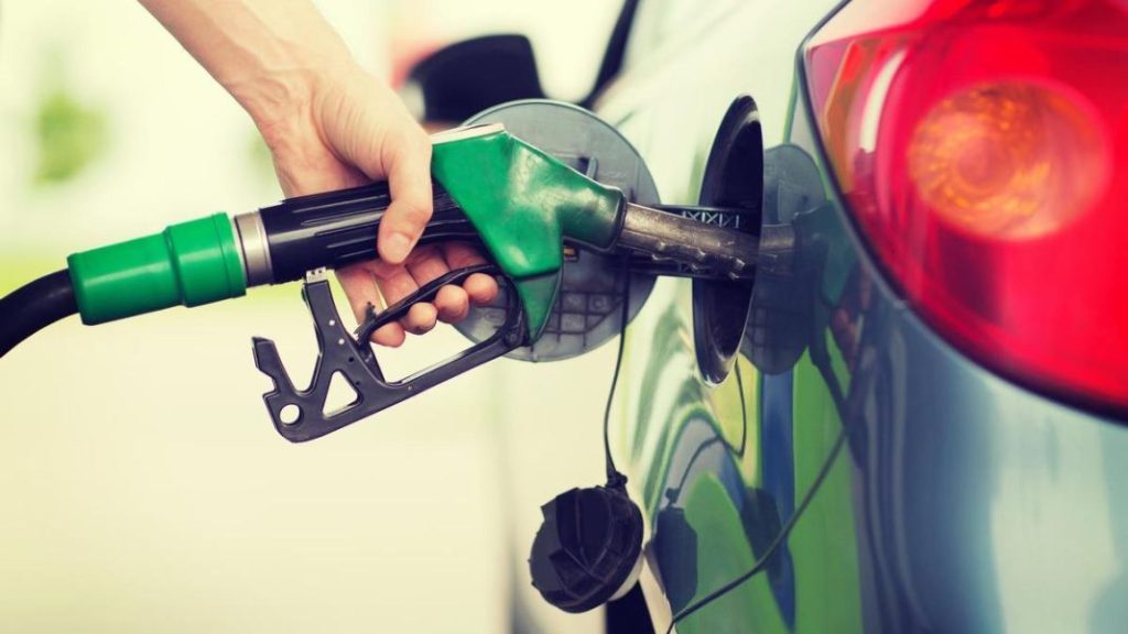 7 trucos que la DGT te da para que ahorres hasta 500 euros en gasolina 47 Motor16 gesto