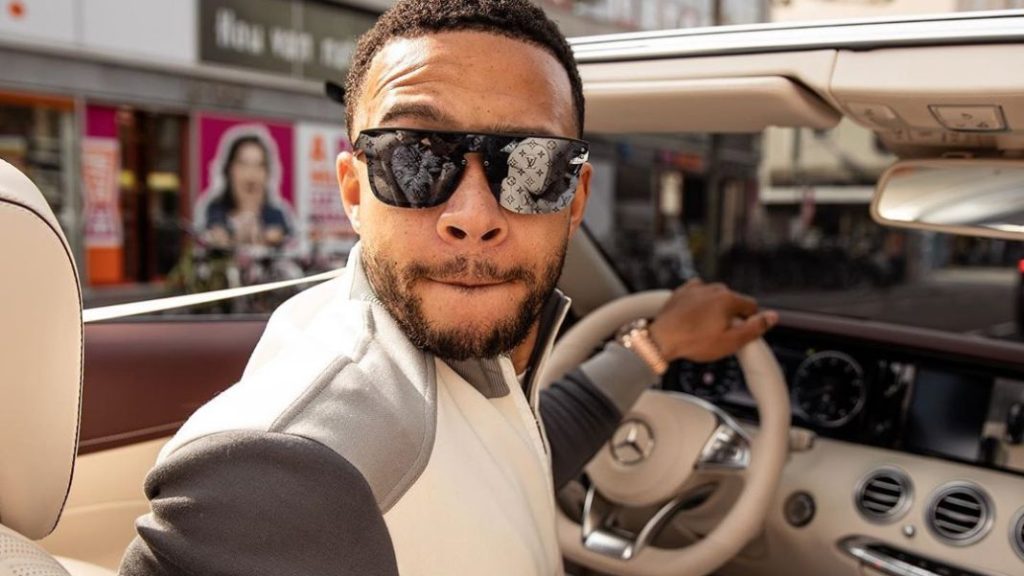 Esta es la gasolinera 'low cost' en la que llena el depósito de su Ferrari de 900.000 euros Memphis Depay, el jugador del Atlético de Madrid 237 Motor16 depay