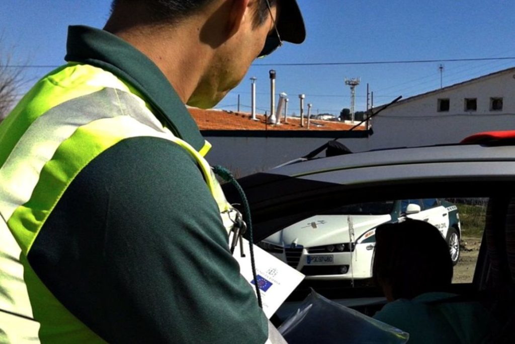 La función 'top secret' que estrenan los nuevos chalecos de los motoristas de la Guardia Civil de Tráfico 85 Motor16 inversión